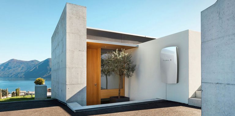 Tesla представила солнечные панели, созданные совместно с Panasonic