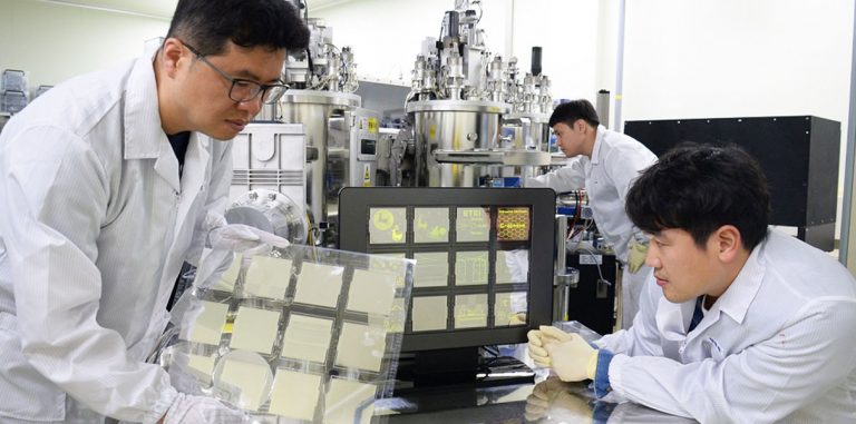 Разработаны тонкие OLED-дисплеи на основе графеновых электродов
