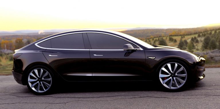 Tesla представит новую Model 3 в июле, а электрогрузовик в сентябре