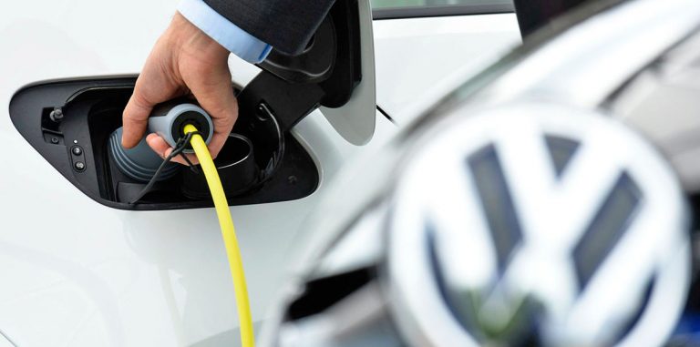 Volkswagen инвестирует $300 млн в сеть электрозаправочных станций
