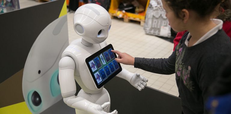 Робот Pepper будет продавать телефоны