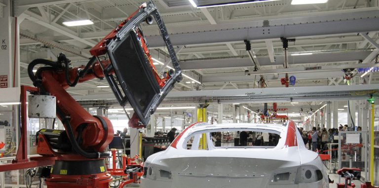 Tesla полностью автоматизирует производственные линии Model 3