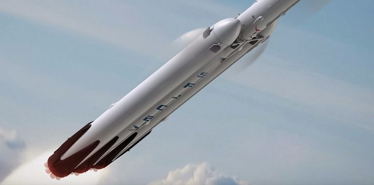 SpaceX успешно испытала центральный ускоритель Falcon Heavy