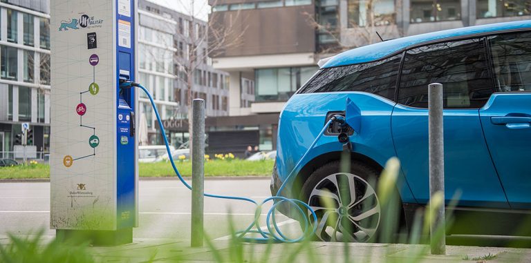 Продажи электрокаров превысят продажи автомобилей с ДВС к 2040 году