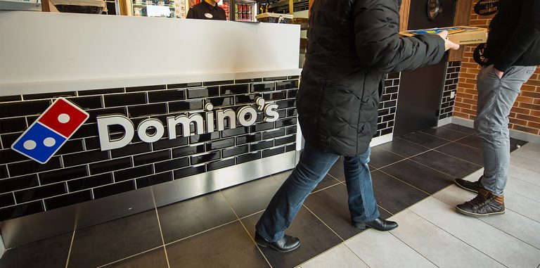 Domino станет «интернетом еды» с помощью ИИ и роботов-курьеров