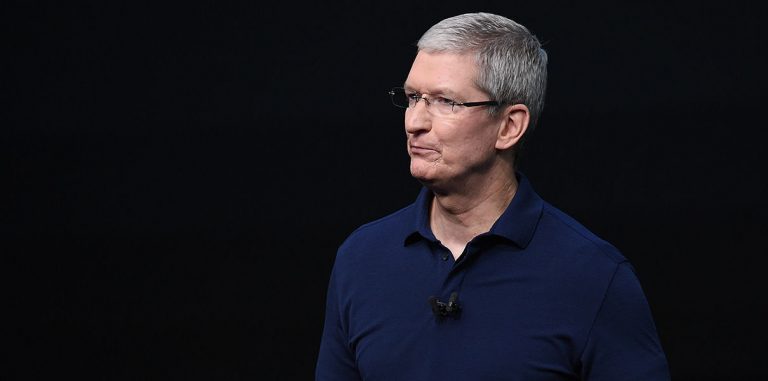 Тим Кук тестирует прототип глюкометра от Apple