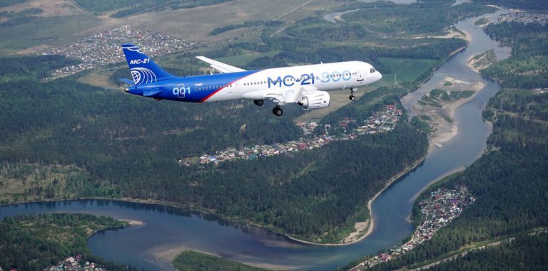 Российский лайнер МС-21 впервые поднялся в воздух