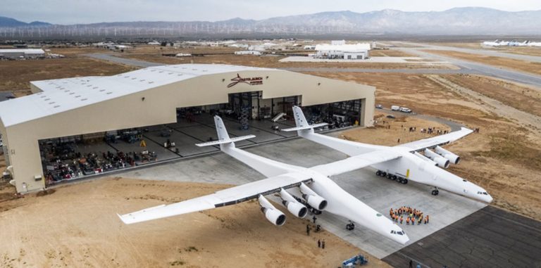 Stratolaunch показала самолет с самым большим размахом крыльев в мире