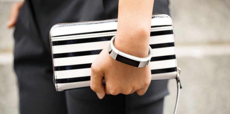 Fitbit выпустил стильный фитнес-трекер специально для женщин