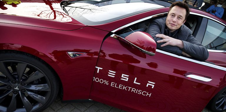 Илон Маск пообещал сам встать за станок на заводе Tesla