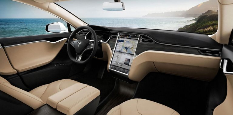 Tesla: тест на беспилотное вождение под ливнем пройден