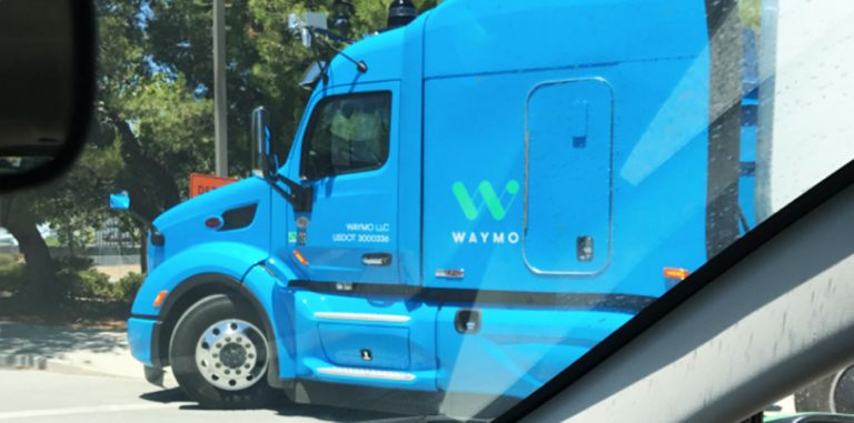 Опубликованы первые фото беспилотного грузовика от Waymo