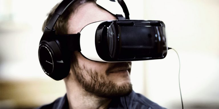 Gear VR может объединить виртуальную реальность с дополненной