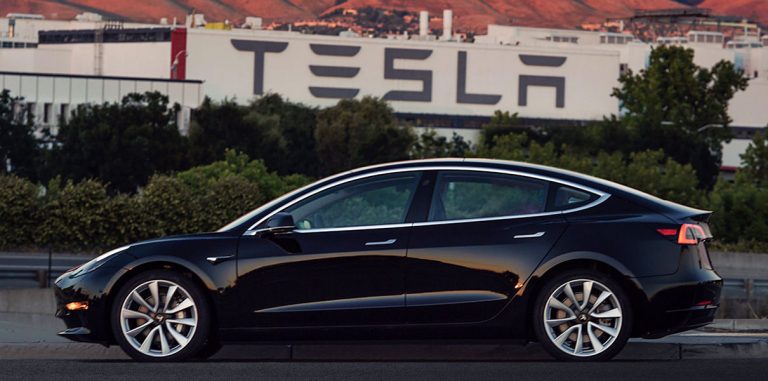 Илон Маск показал фото первой серийной Model 3