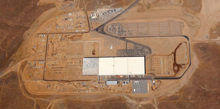 Маск планирует соединить заводы Tesla линией Hyperloop