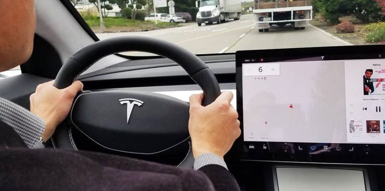 Как водить Tesla Model 3, у которой нет приборной панели