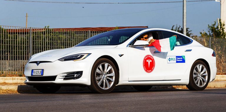 Фанаты Tesla Model S проехали 1000 км без подзарядки