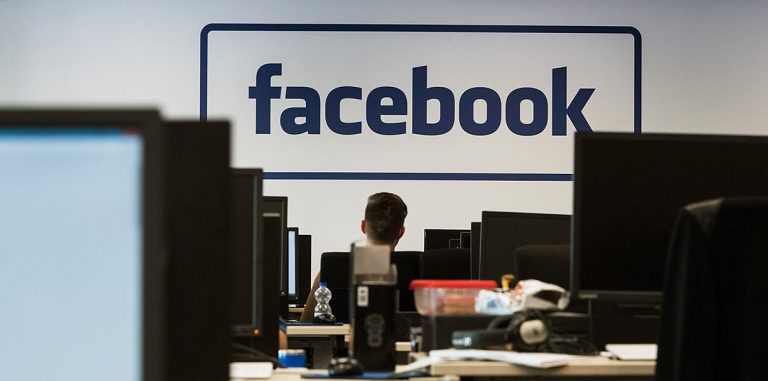 «Facebook должна платить людям безусловный основной доход»