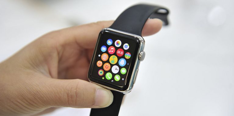 Страховая компания раздаст клиентам смартчасы Apple