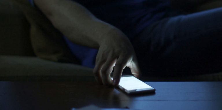 Смартфоны смогут определять тип поверхности, на которой лежат