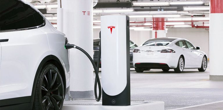 Tesla представила уменьшенную модель Supercharger для городской среды