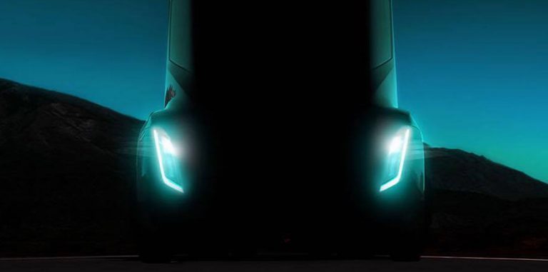 Презентация беспилотного электрогрузовика Tesla пройдет в октябре