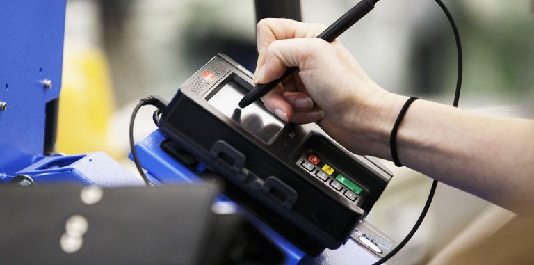 Австралийцы не смогут обналичивать соцпособия и тратить их на алкоголь