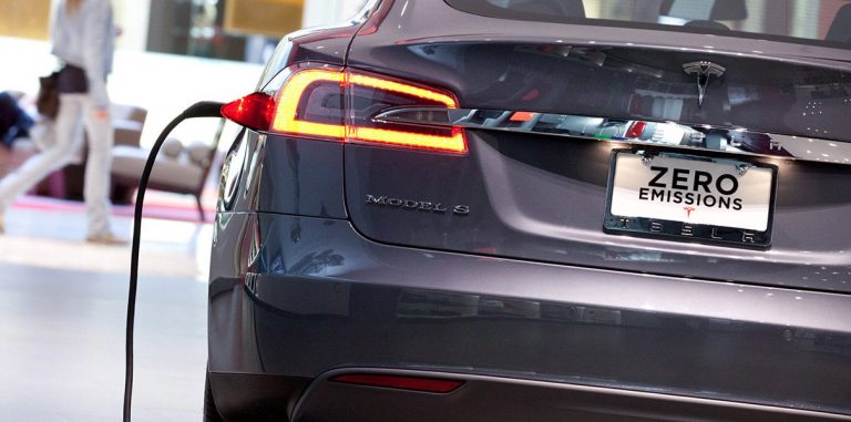 Tesla запатентовала технологию портативной замены батарей электрокаров