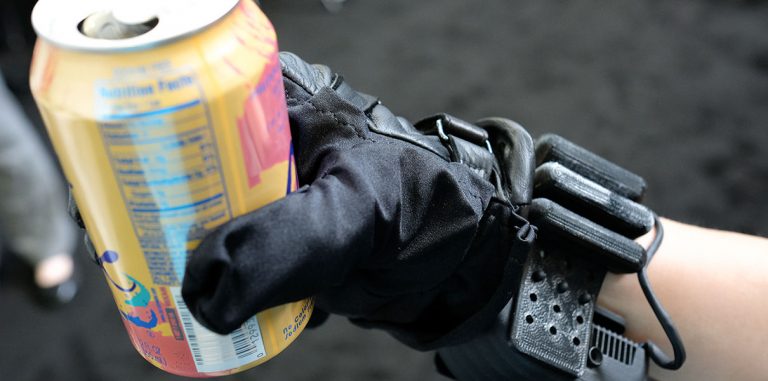 Стартап изобрел перчатки, наделяющие суперсилой