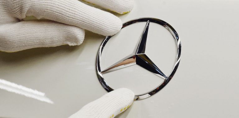 Заводы Mercedes отказались от роботов в пользу людей