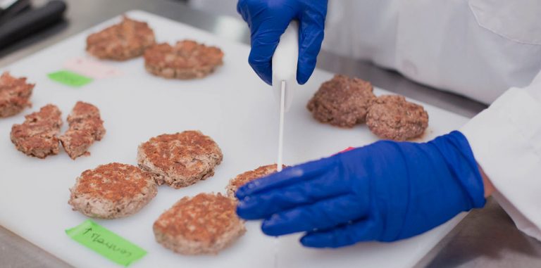 «К 2035 мы хотим полностью заменить натуральное мясо на искусственное»