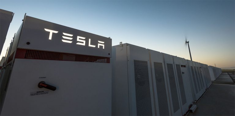 Строительство крупнейшей батареи от Tesla завершено наполовину