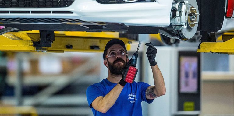 Tesla не справляется с поставками Model 3 из-за ручного труда