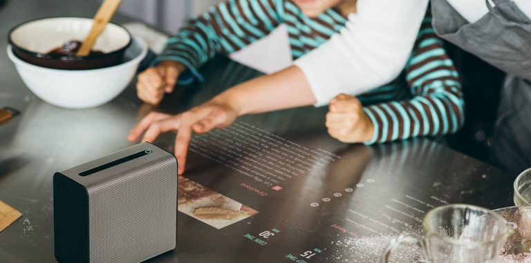 Xperia Touch, превращающая стол в тачскрин, поступила в продажу