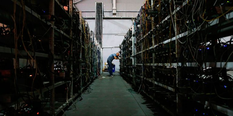На майнинг одного биткойна уходит энергии, как на целый дом за месяц