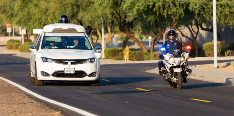 Waymo подготовит полицейских и медиков к работе с робомобилями