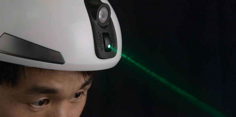 Велошлем Beacon проецирует знаки на дорогу с помощью лазеров