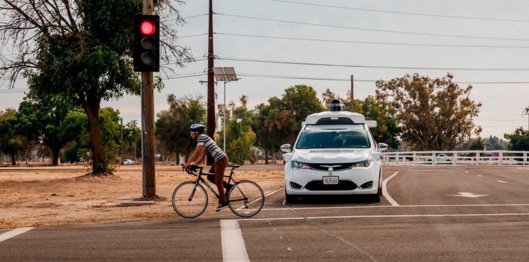 Waymo отказалась от функции ручного управления в робомобилях