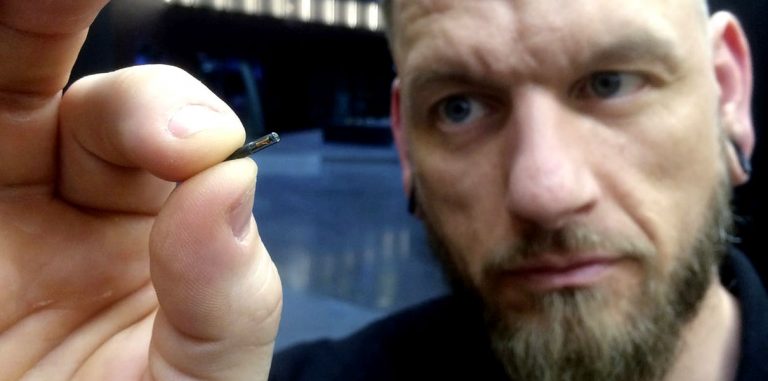 Добровольцы из Австралии испытают вживляемые микрочипы