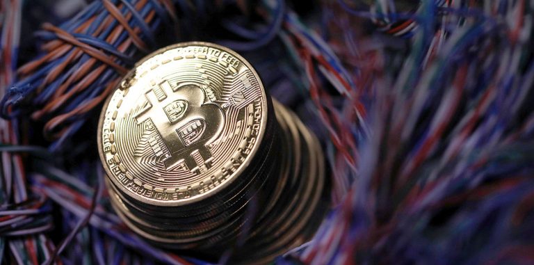 Биткойн превысил отметку в $7000