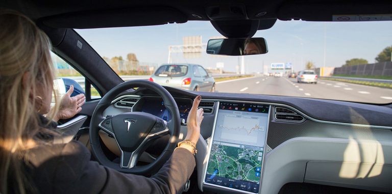Илон Маск: «Автопилот Tesla по меньшей мере не хуже водителя»