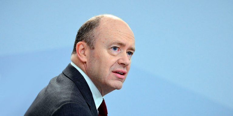 Глава Deutsche Bank планирует заменить 50% сотрудников роботами