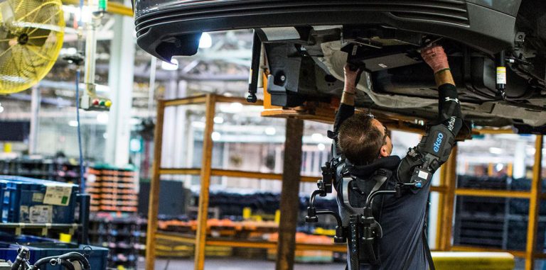 Ford тестирует экзоскелеты на заводских рабочих