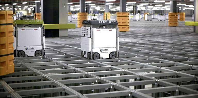На складе Ocado работает 1000 скоростных роботов