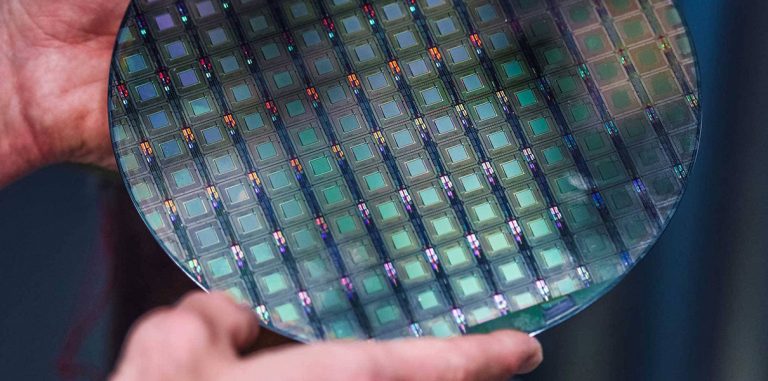 Создатель квантового компьютера может обогнать Google и IBM