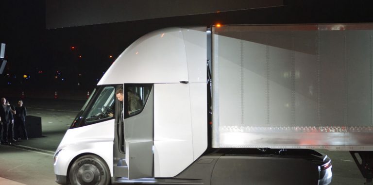 Бывший дальнобойщик раскритиковал Tesla Semi