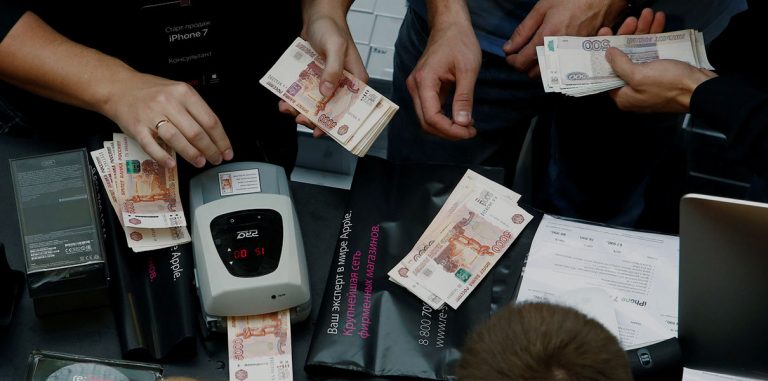 Биткойн обогнал рубль и стал 6-й по капитализации валютой мира