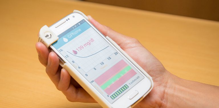 Чехол смартфона превратили в глюкометр