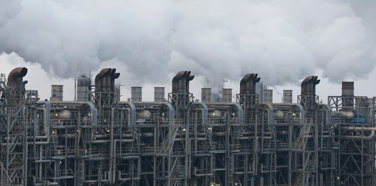 Франция запретит добычу нефти и газа после 2040 года