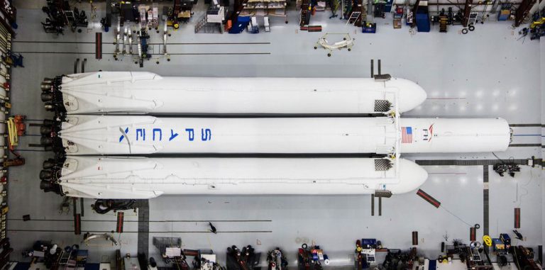 Илон Маск показал первые фотографии Falcon Heavy